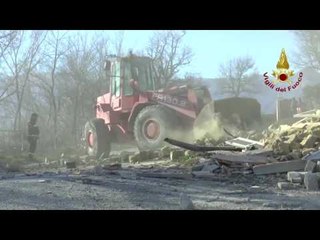 Sarnano - Terremoto. Demolizione fabbricato (28.12.16)