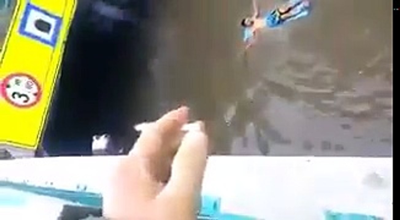 Mersin'de su basan alt geçitte deniz yatağıyla yüzen adam