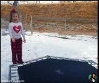 Buz Tutmuş Trambolinde Zıplamaya Çalışan Kız