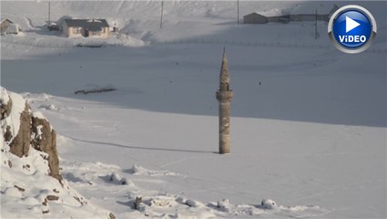 Buz tutan barajdaki minare ilgi çekiyor
