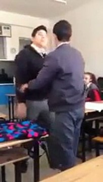 Liseli Gençlerin Acayipliklerle Dolu Anlamsız Kavgası