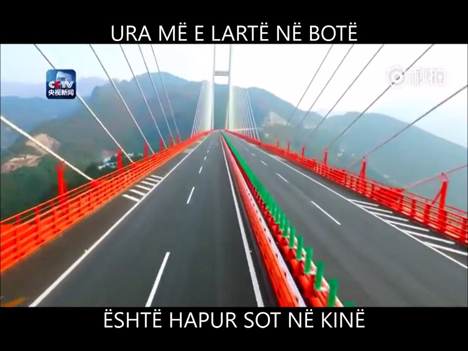 Ura e frikshme, 565 metra e lartë, është hapur sot për trafik në Kinë.