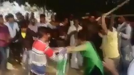 Video Seorang Wanita Dipukuli di Kepala Hingga Berdarah Dengan Kayu Oleh Seorang Pria di India