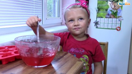 Ярослава готовит разноцветное ЖЕЛЕ - КОТЕНОК Видео для детей
