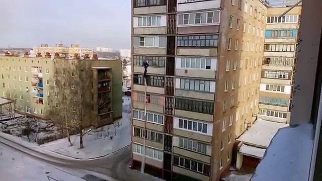 Ce toxico s'échappe du 6ème étage avec des draps noués par la fenêtre