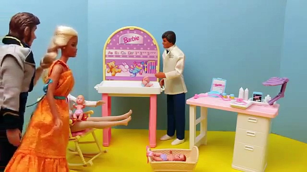 Barbie Pregnant Frozen Elsa and Hans at Baby Hospital Barbie Goes Crazy DisneyCarToys