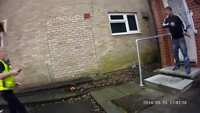 Arrestation sans arme d'un fou attaquant au couteau des policiers en angleterre