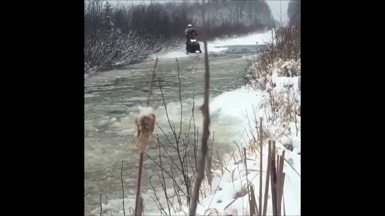 Enorme gamelle de ce biker en moto neige