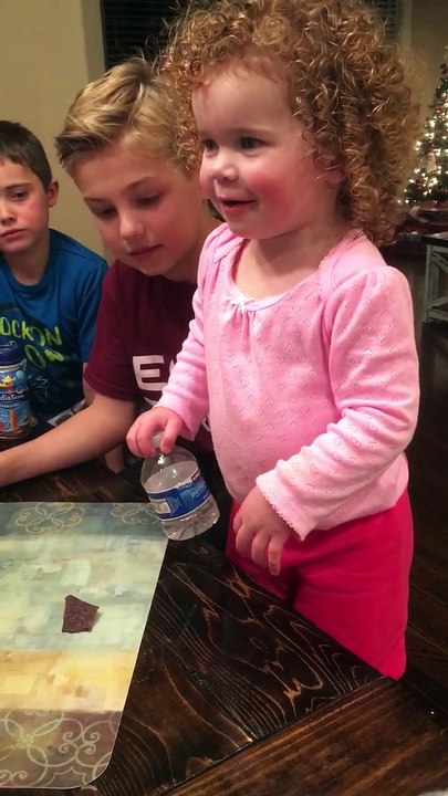 Cette gamine fait un "bottle Flip"... Joli coup!!!!