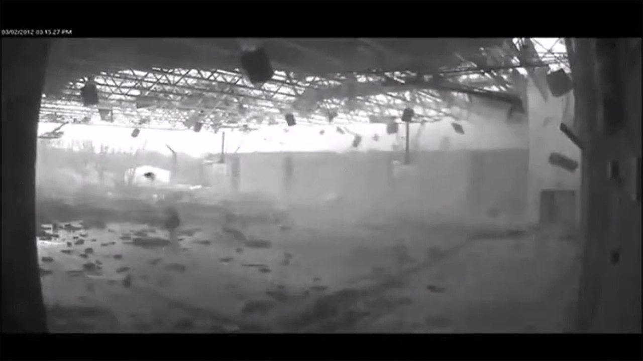 Gymnase détruit par le passage d'une tornade... Il ne reste plus rien