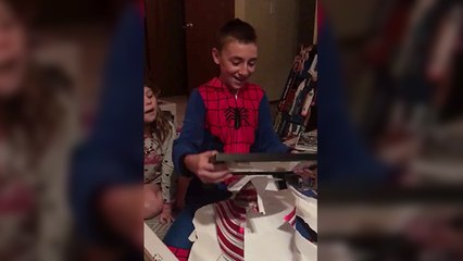 Il reçoit un certificat d'adoption pour noël