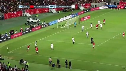 Neymar régale le public lors d'un match de gala au Brésil