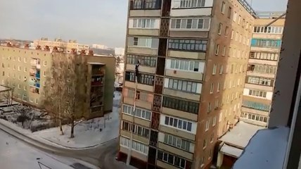 Un homme s'échappe du 6ème étage à l'aide de draps noués.