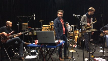 Akasha en pleine répétition, très "Raggae"