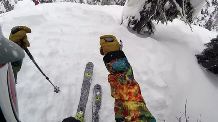 Des skieurs pataugent dans la neige poudreuse au Canada
