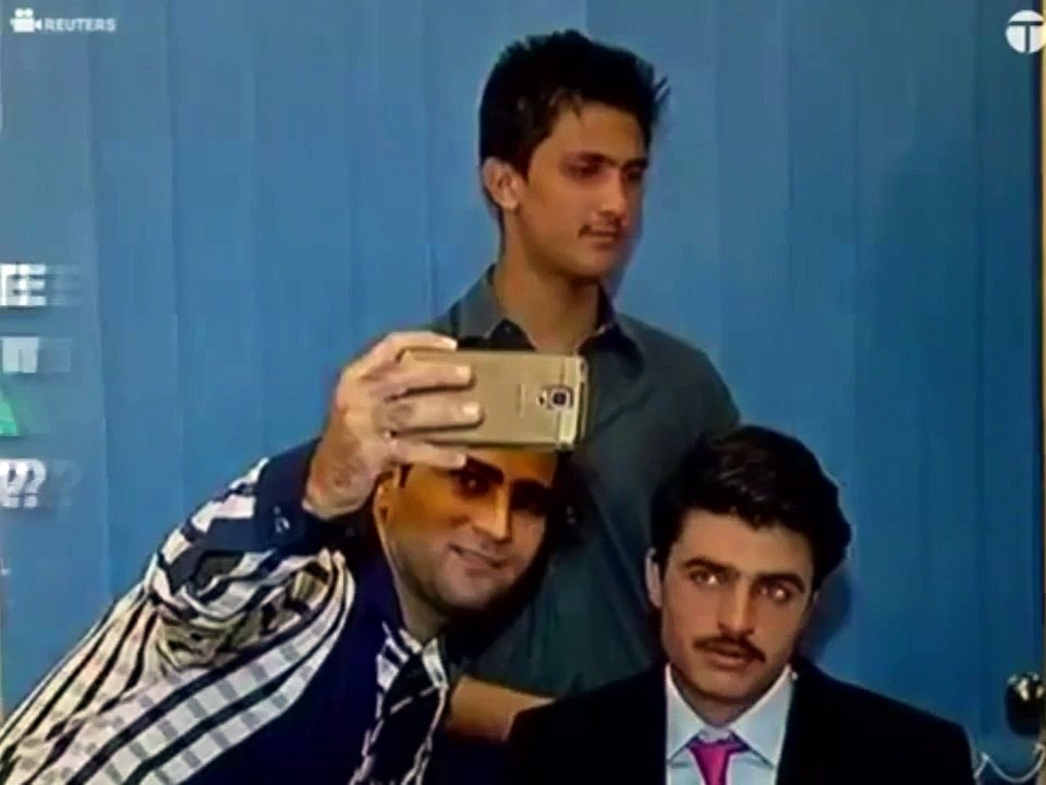 New Video of Arshad Chaye Wala Enjoying with Girls