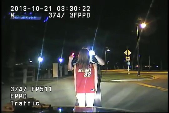 Une jeune américaine sans pantalon réalise le test de sobriété par un policier