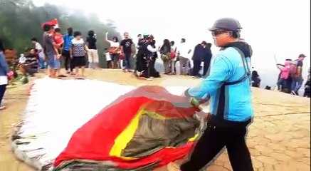 Menakar Ketinggian dengan Paralayang