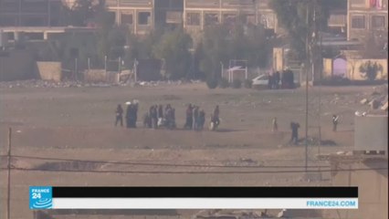 مئات المدنيين يحملون رايات بيضاء هربا من معارك الموصل
