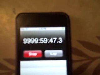 Il essaie de franchir les 9999 h 59 min et 59 secs avec son iPod... Pour rien