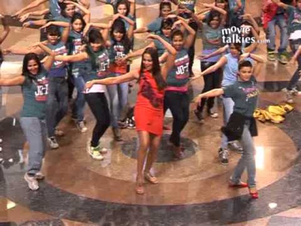 Jodi Breakers Flash Mob with Bipasha Basu and R. Madhavan at Infiniti Mall