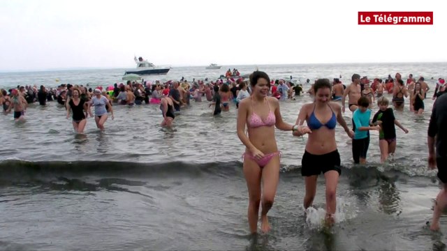Fouesnant. Un dernier bain de l'année déjanté