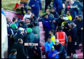 شاهد خناقة وضرب وملاكمات بالأيدي بين الاتحاد والاسماعيلي في أرض الملعب والممر