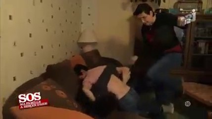 Il chauffe la copine de son frère devant lui !