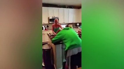 Babai i jep të birit lotarinë fituese 10 mijë dollarë, por…