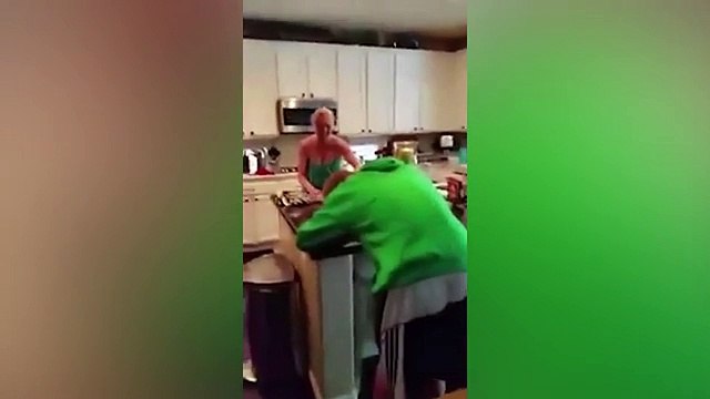 Babai i jep të birit lotarinë fituese 10 mijë dollarë, por…