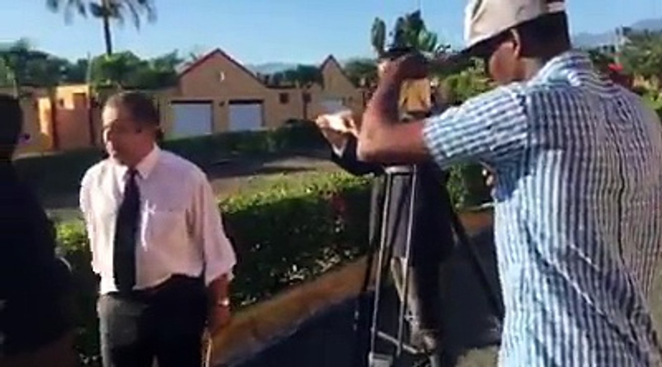 El general retirado Rafael Percival entra a la cabaña y hace revelaciones alarmantes