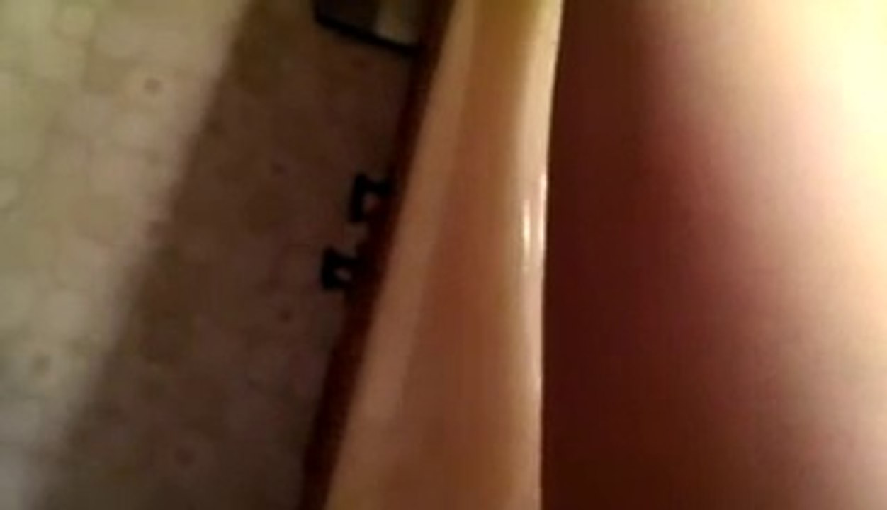 elle enleve ce point noir sur sa jambe mais finalement cetait quelque chose de bien plus terrible