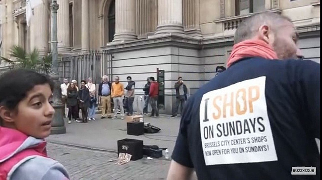 Deux inconnus viennent s’incruster avec un artiste de rue à Bruxelles