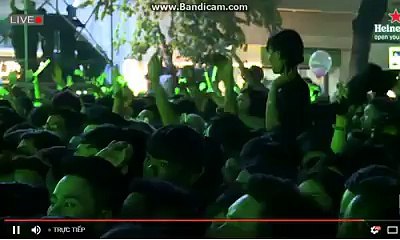 Nữ DJ đêm nhạc countdown tại Hà Nội lộ nội y do nhảy quá “sung”
