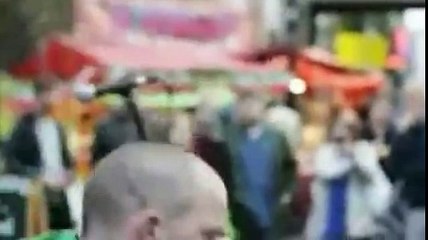 Une Rue à Londres s'arrête juste à cause du talent incroyable de cet homme....