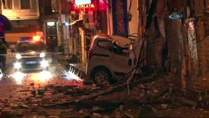 Beyoğlu’nda 3 katlı binanı duvarı çöktü