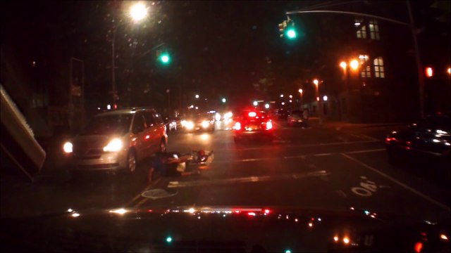 Un cycliste grille un feu et se fait percuter par une voiture à NY