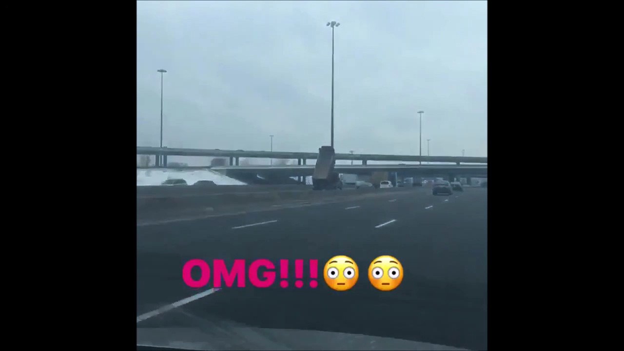 Ce camion roule la remorque levée sur l'autoroute et c'est le drame