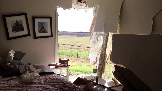 Une voiture folle percute sa maison et détruit la chambre