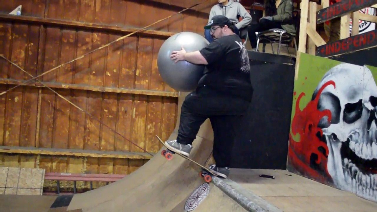 Lui il aime se faire mal.. Yoga ball skate fail
