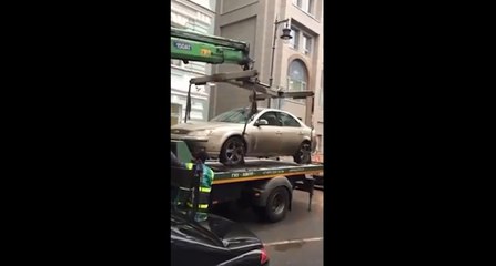 Un dépanneur abîme une voiture en voulant la remorquer.