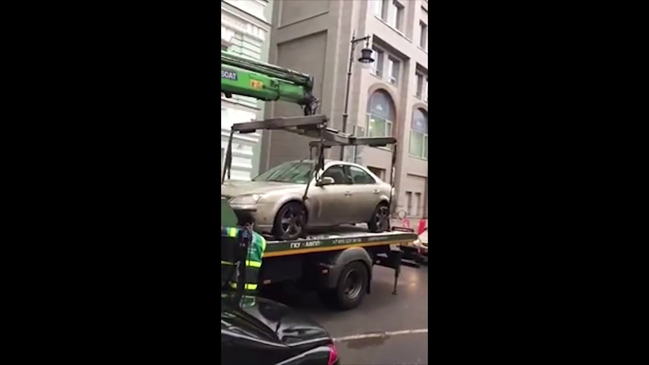 Un employé de la fourrière fait une grosse boulette en montant une voiture sur son camion