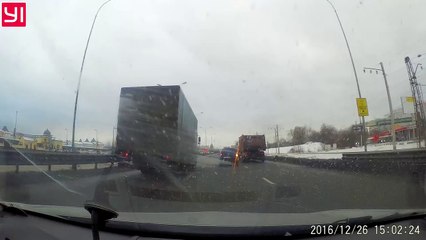 Un automobiliste en panne se retrouve au pire endroit et place son triangle de signalisation n’importe comment