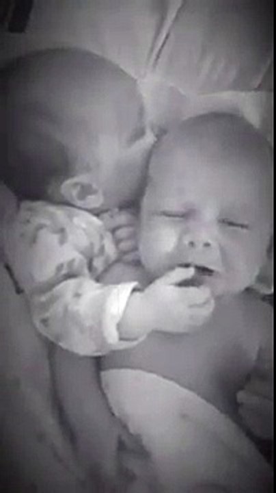 Deux bébés sont couchés côte à côte, mais ce que fait la petite fille pour calmer son frère jumeau qui pleure vous fera f
