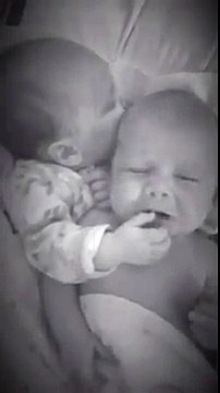 Deux bébés sont couchés côte à côte, mais ce que fait la petite fille pour calmer son frère jumeau qui pleure vous fera f