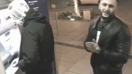 La réaction de ce pickpocket qui se rend compte qu'il est filmé est juste énorme