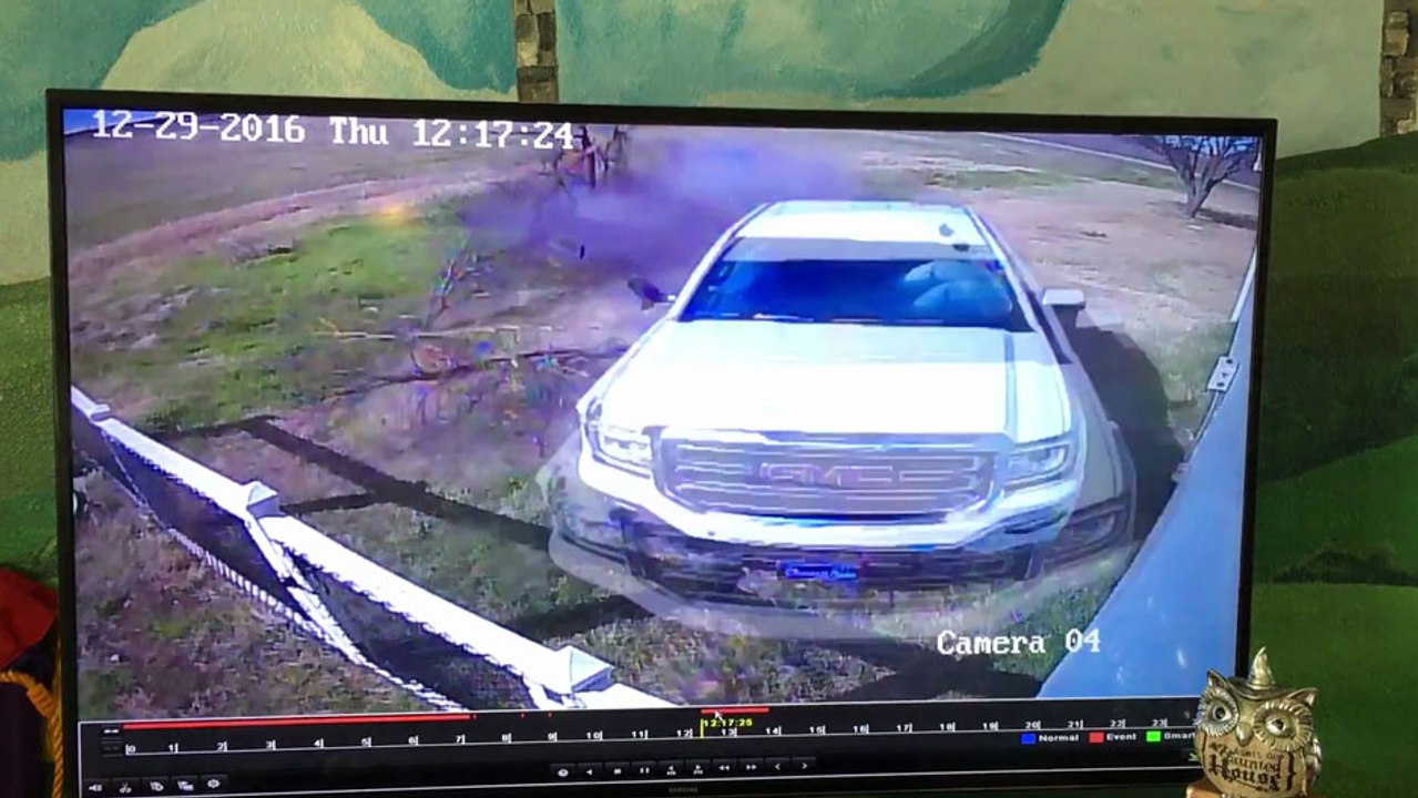 Cet homme nous montre l'enregistrement d'une voiture qui percute une maison et nous montre ensuite la maison en question