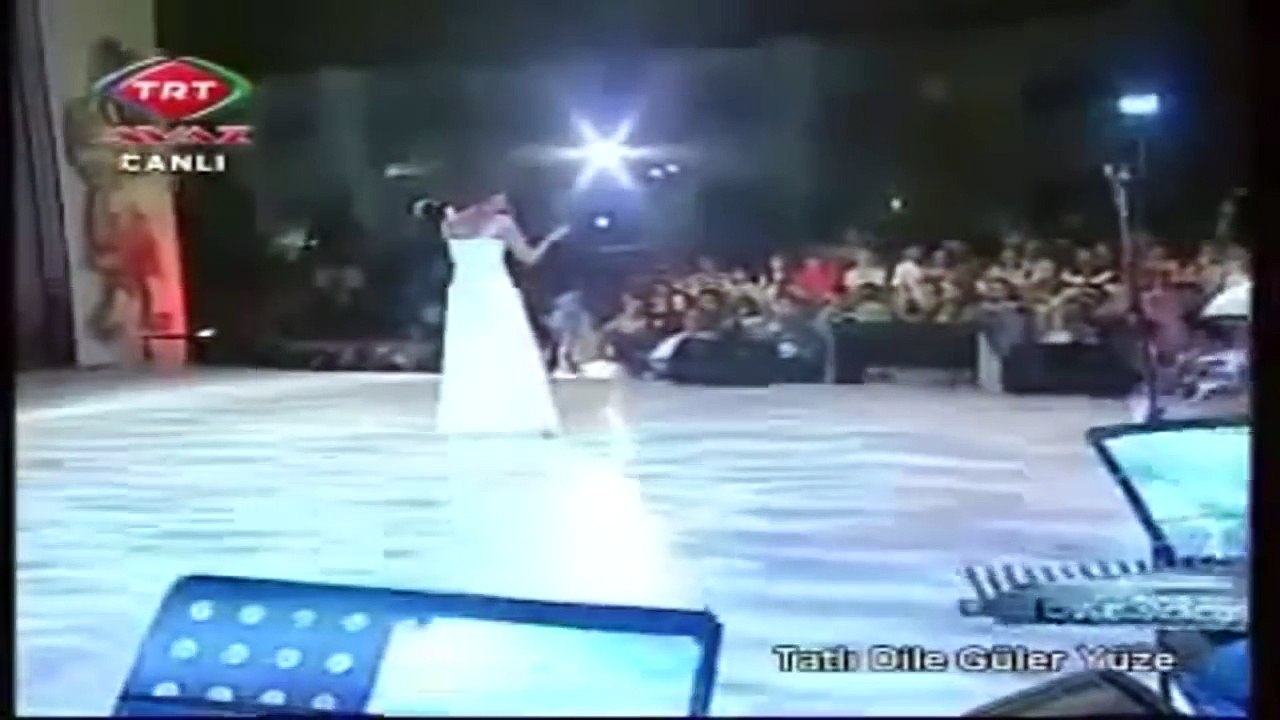 Sevcan Orhan Saçlarını Taramışsın