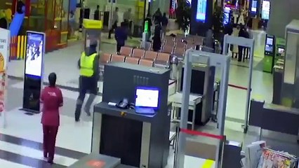 buzz - Un homme drogué rentre avec sa voiture dans un aéroport