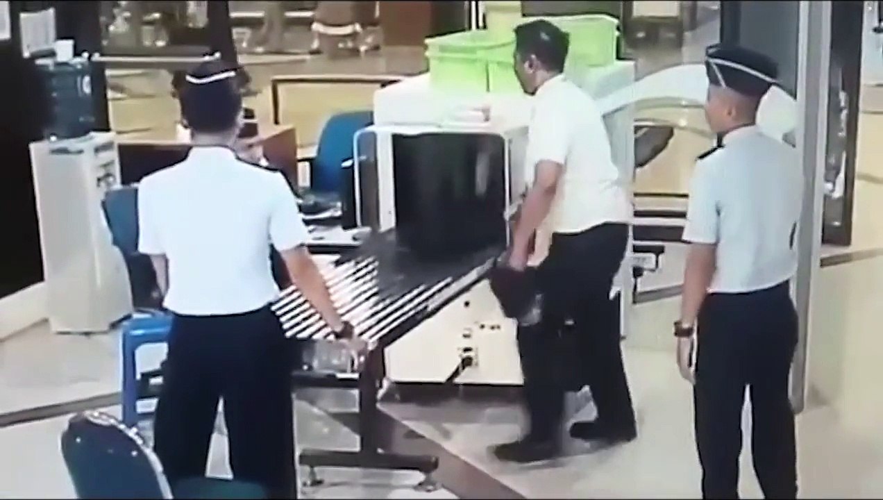 Ce pilote d'avion doit etre débarqué tellement il est ivre